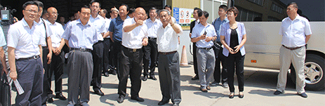 全國(guó)政協(xié)常委、經(jīng)濟(jì)委員會(huì)副主任陳錫文同志及省市領(lǐng)導(dǎo)前往吉林德翔物流有限公司參觀調(diào)研